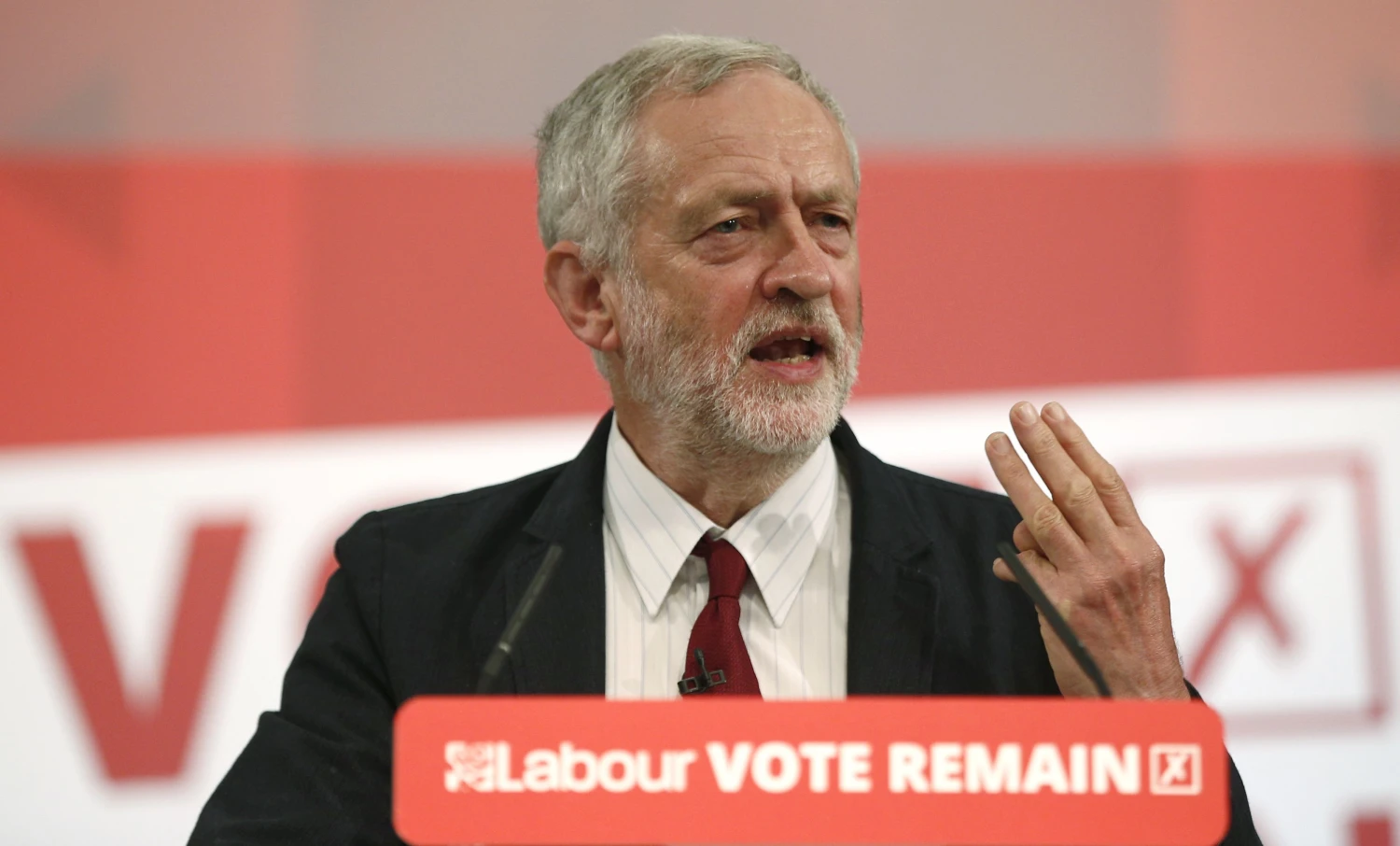 Jeremy Corbynas, Leiboristų partijos lyderis, ir jo kolegos deda pastangas įtikinti savo rinkėjus palaikyti narystę ES. PETERIO NICHOLLSO („REUTERS“ / „SCANPIX“) nuotr.