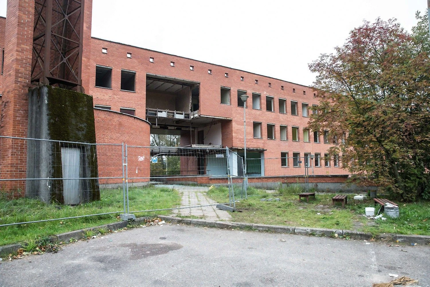 Buvęs Kelių policijos pastatas Vilniuje, Giraitės g. 3, kurio vietoje Vokietijos mažmeninės prekybos tinklas „Lidl“ planuoja statyti biurų kompleksą.
Juditos Grigelytės (VŽ) nuotr.