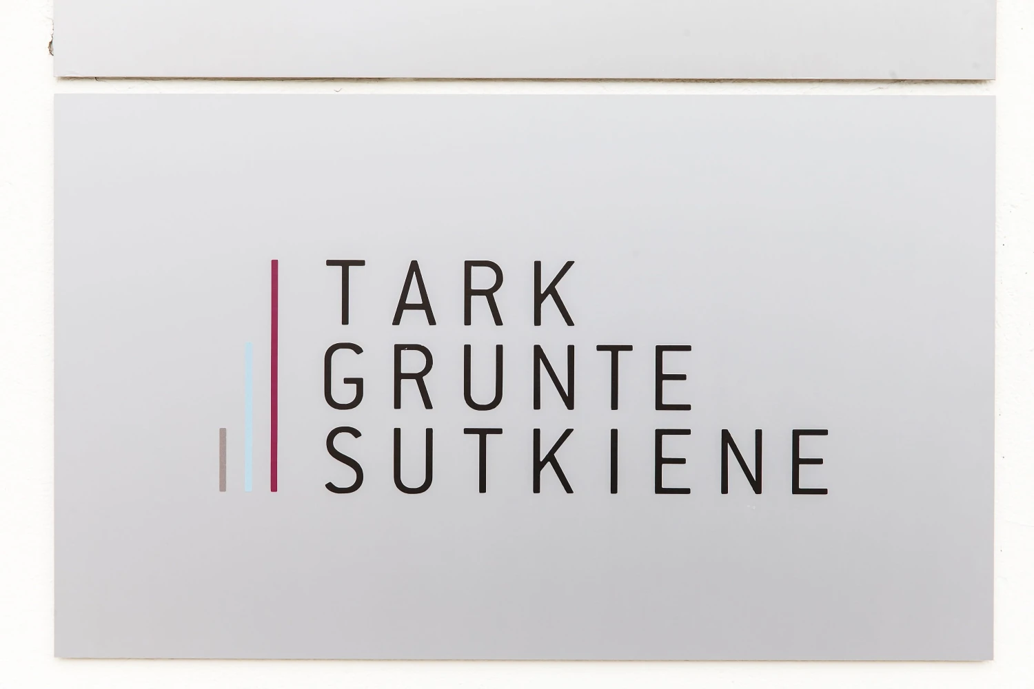 Advokatų kontoros "Tark Grunte Sutkiene" iškaba. Vladimiro Ivanovo nuotr.