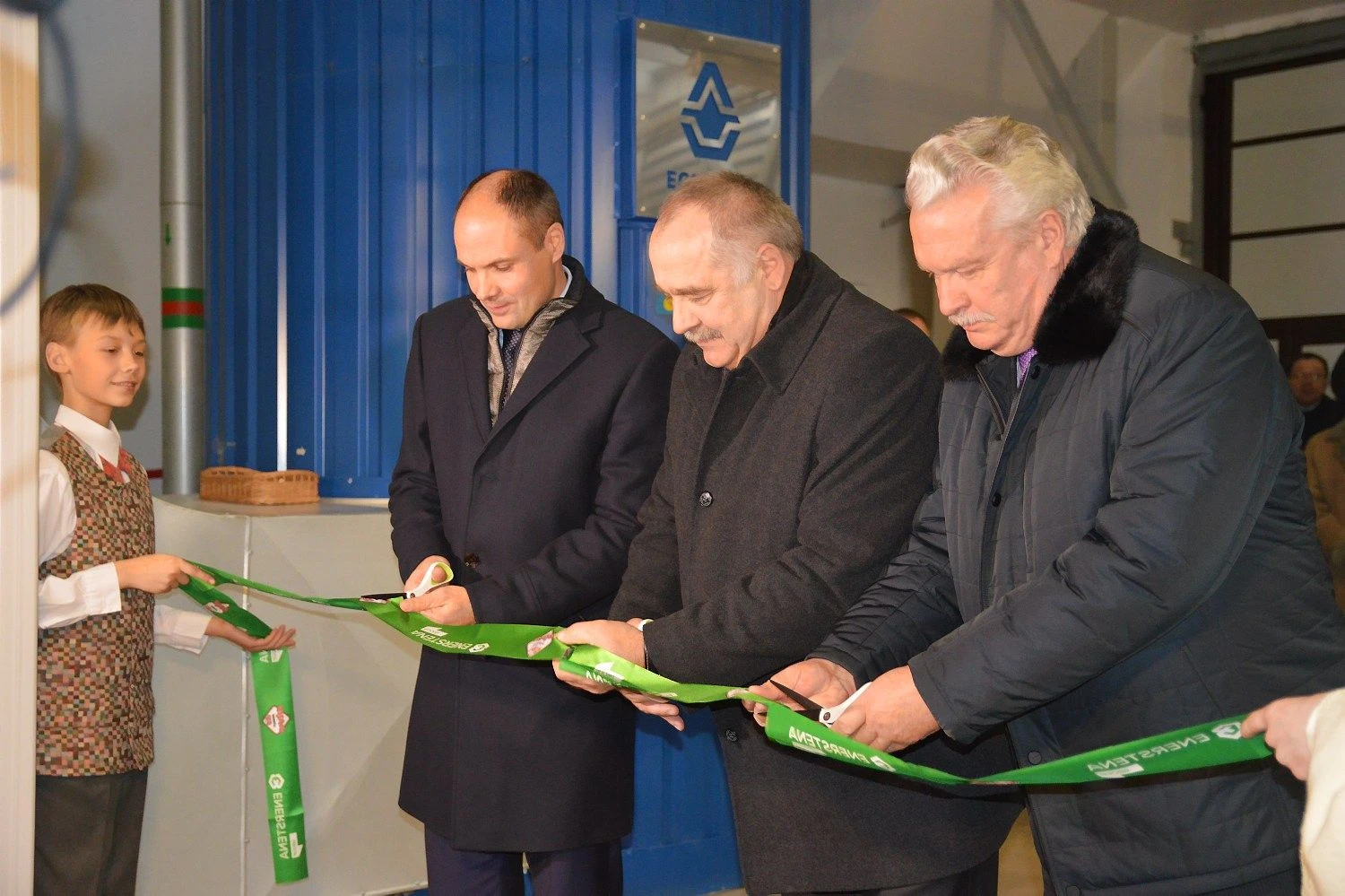 Latvijos Žemės ūkio ministras Jānis Dūklavs kartu su bendrovės „Preiļu siers“ direktorium ir valdybos pirmininku Jāzeps Šņepsts ir UAB „Enerstena“ komercijos direktoriumi bei valdybos nariu Mariumi Dubininku sveikino svečius su naujos garo katilinės veikimo pradžia.