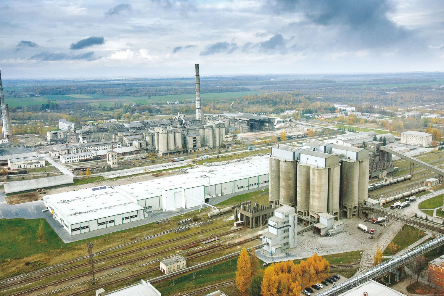 Naujoji cemento dailylenčių gamykla iškils Naujojoje Akmenėje, greta cemento stogų lakštus gaminančios UAB „Eternit Baltic“ gamyklos. Vladimiro Ivanovo (VŽ) nuotr.