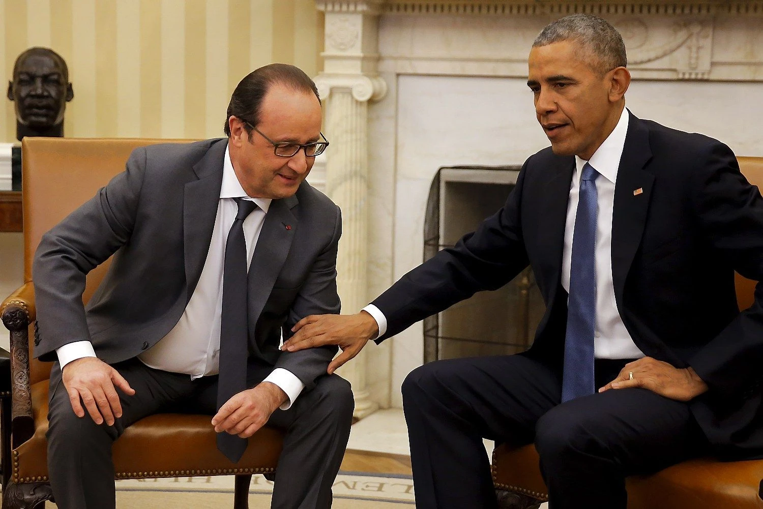 Barackas Obama, JAV prezidentas, susitiko su Pranzūcijos prezidentu Francoisu Hollande'u aptarti lėktuvo numušimo aplinkybes. Carloso Barria („Reuters“ / „Scanpix“) nuotr.