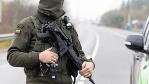 Pasienietis Medininkų pasienio punkte. Juditos Grigelytės (VŽ) nuotr. Pasienietis Medininkų pasienio punkte. Juditos Grigelytės (VŽ) nuotr.