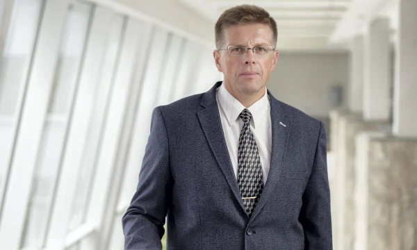 Šiandien sunku įsivaizduoti didesnę miesto mokyklą, jau nekalbant apie aukštąsias ir universitetus, kuri neturi bent 1 Gbps prieigos, teigia Telecentro technologijų vadovas Egidijus Ropė. Šiandien sunku įsivaizduoti didesnę miesto mokyklą, jau nekalbant apie aukštąsias ir universitetus, kuri neturi bent 1 Gbps prieigos, teigia Telecentro technologijų vadovas Egidijus Ropė.