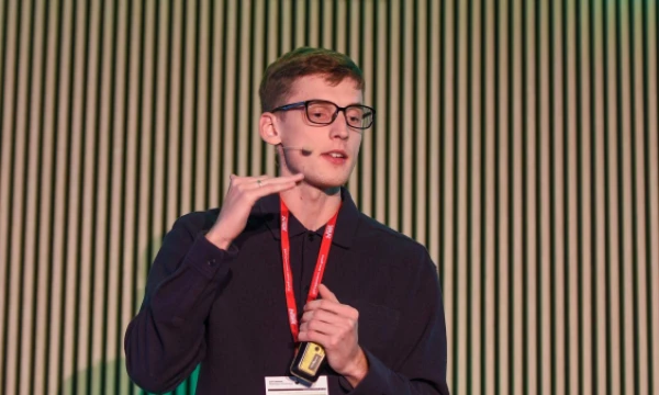 Rokas Stankevičius, „AI Clicks“ įkūrėjas, „E-Commerce Talks 2025“ konferencijoje. Ryčio Galadausko (VŽ) nuotr. Rokas Stankevičius, „AI Clicks“ įkūrėjas, „E-Commerce Talks 2025“ konferencijoje. Ryčio Galadausko (VŽ) nuotr.